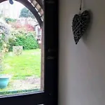 펜션 Townhouse With Private Garden 웩스퍼드