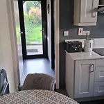 Townhouse With Private Garden 펜션 웩스퍼드